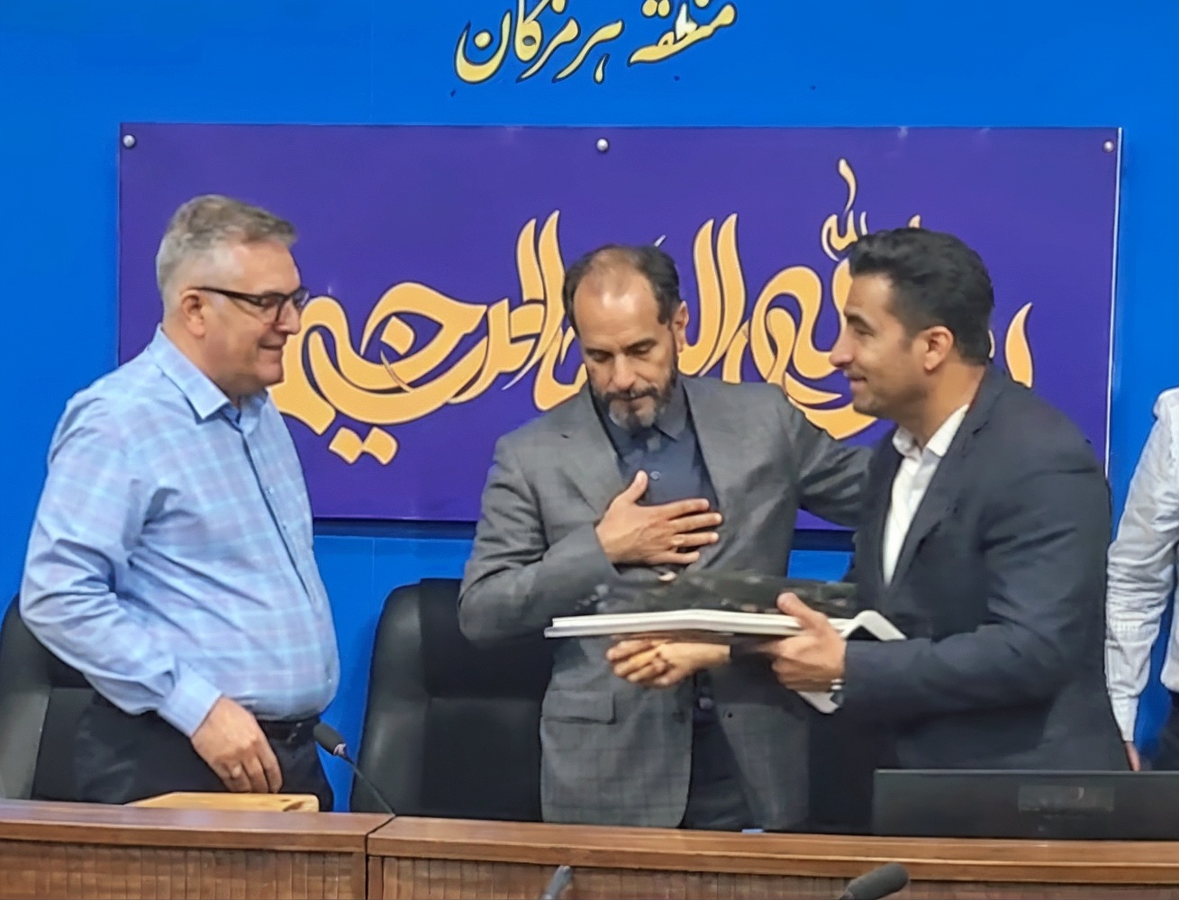 تجلیل از خدمات آقای محمد ربیعی در حوزه تامین و توزیع فراورده های نفتی